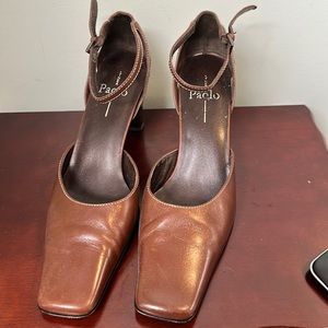 Paola size 9  brown with white stitching  3 inch heel